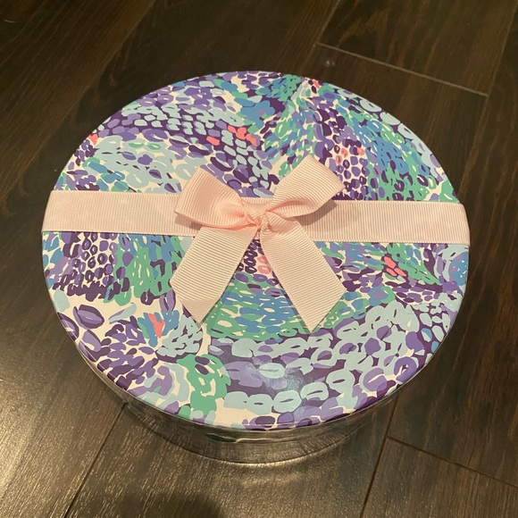 Lilly Pulitzer Round Gift Box + Pink Tissue - Picture 2 of 3